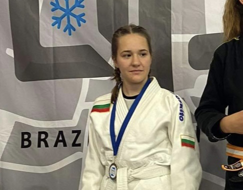 Да помогнем на Ели да се изправи отново!